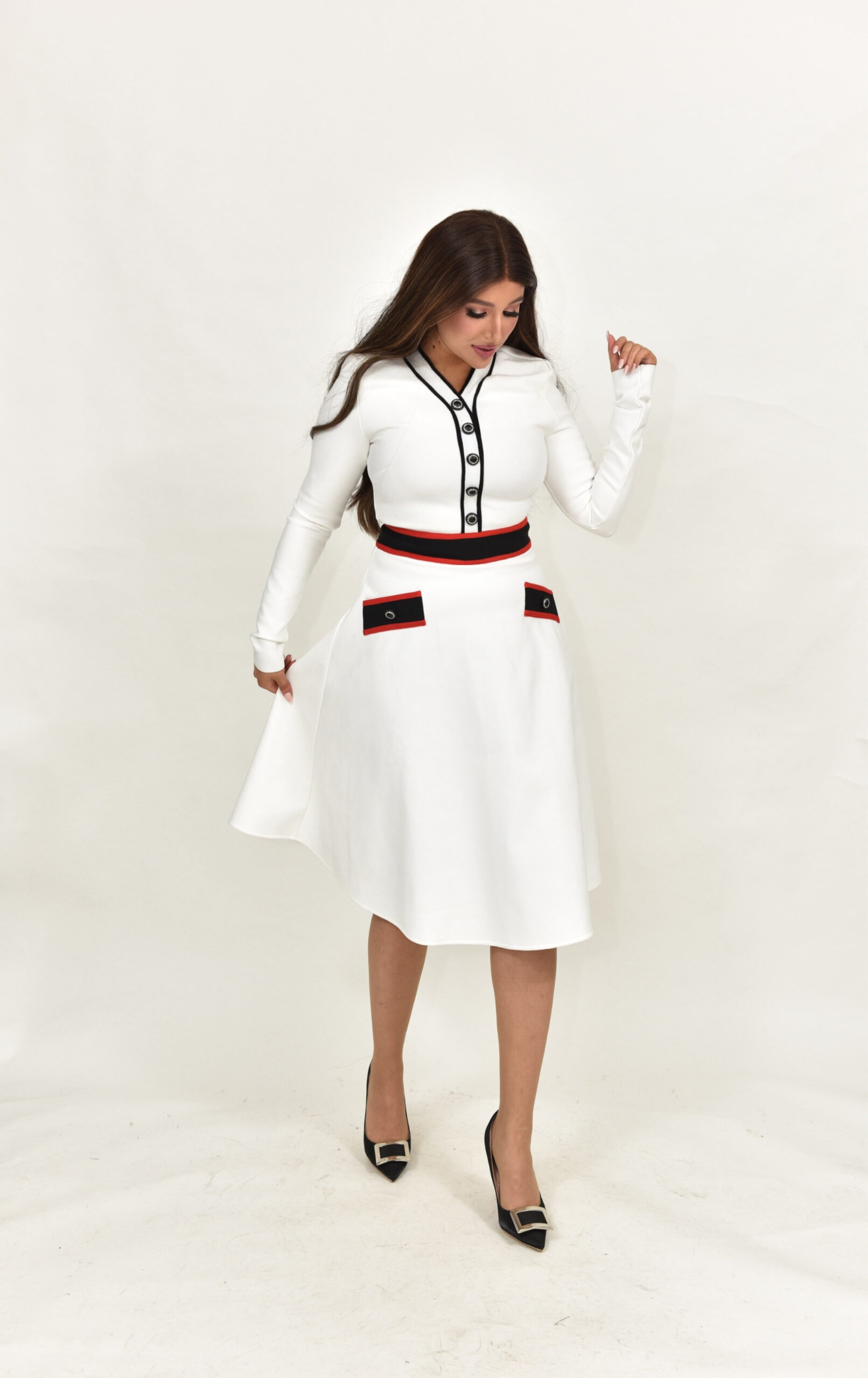 שמלת באנדג׳ לבן עם שחור ואדום – תמונה 4