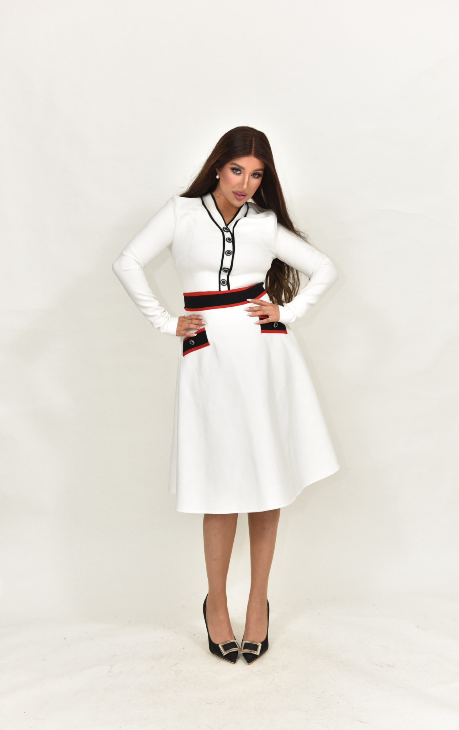 שמלת באנדג׳ לבן עם שחור ואדום – תמונה 3