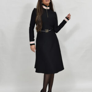 שמלת באנדג׳ שחור עם צווארון גבוה וחגורה