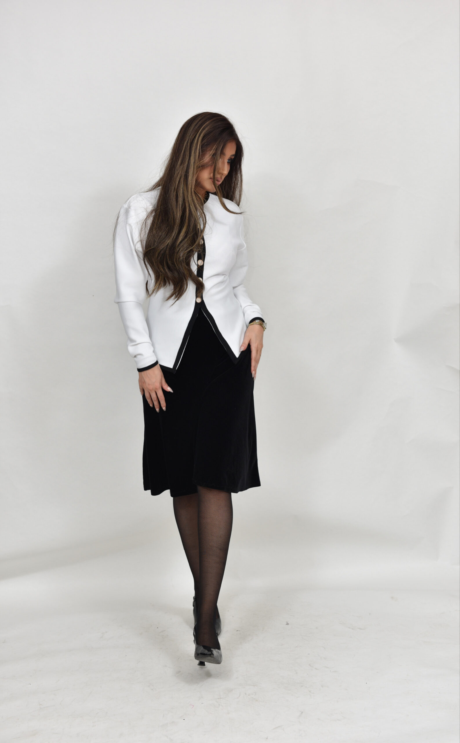 חולצת באנדג׳ לבן עם שחור וכפתורי זהב – תמונה 7