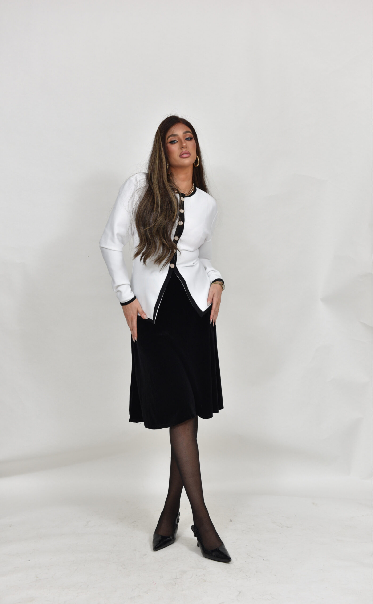 חולצת באנדג׳ לבן עם שחור וכפתורי זהב – תמונה 6