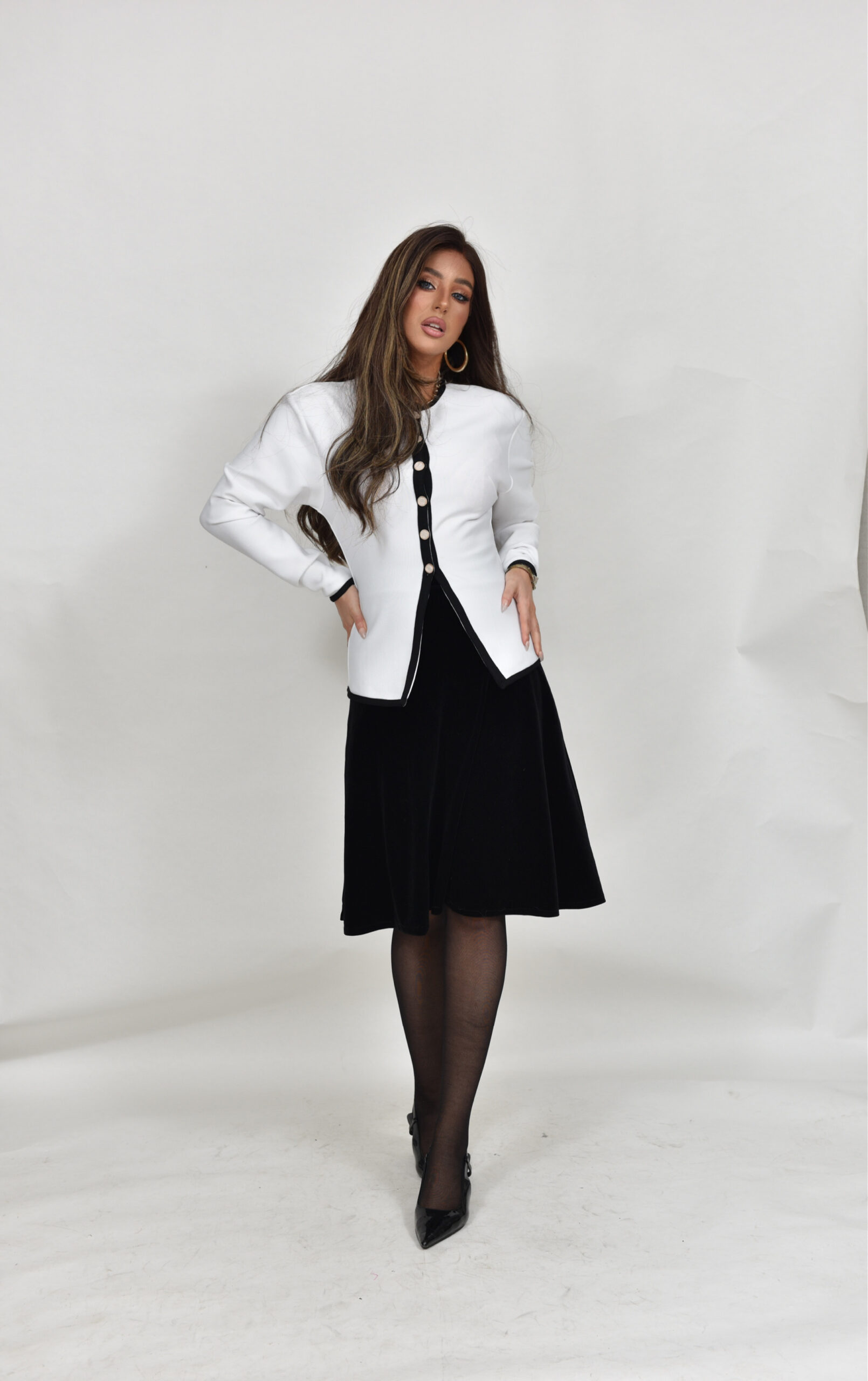 חולצת באנדג׳ לבן עם שחור וכפתורי זהב – תמונה 3