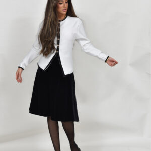 חולצת באנדג׳ לבן עם שחור וכפתורי זהב