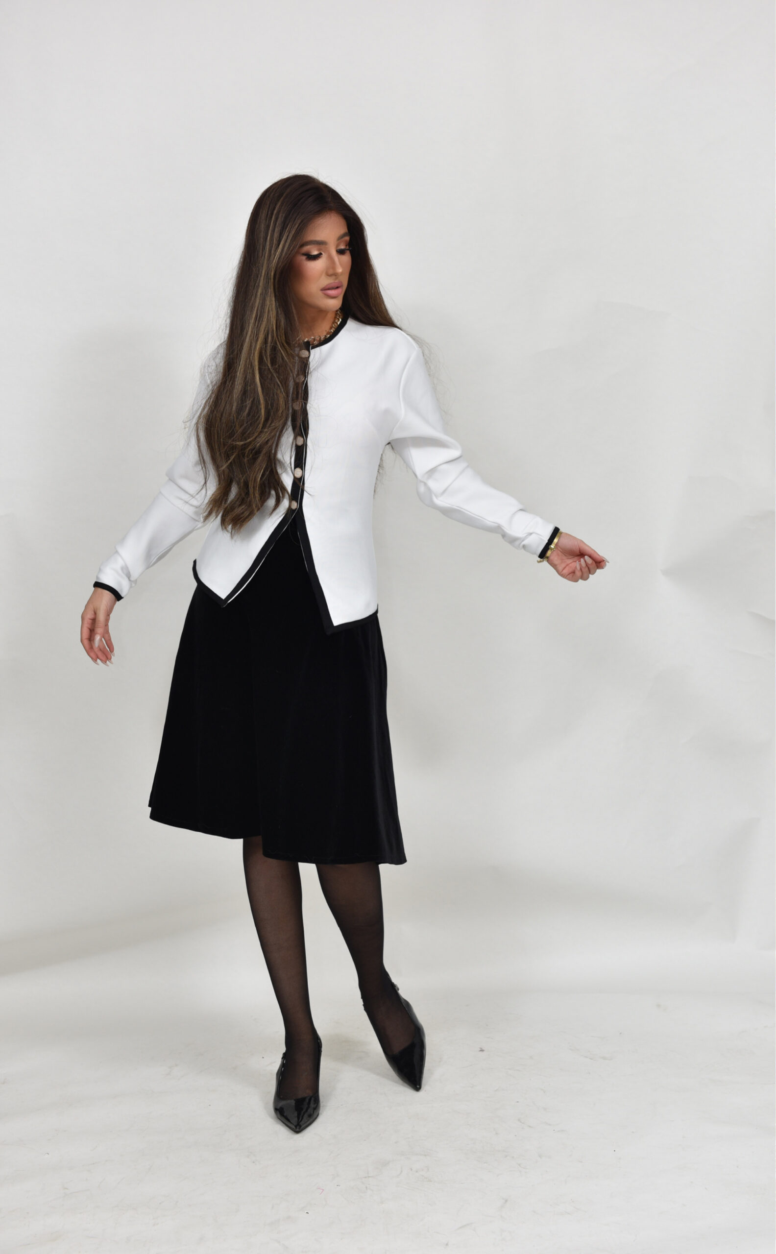 חולצת באנדג׳ לבן עם שחור וכפתורי זהב